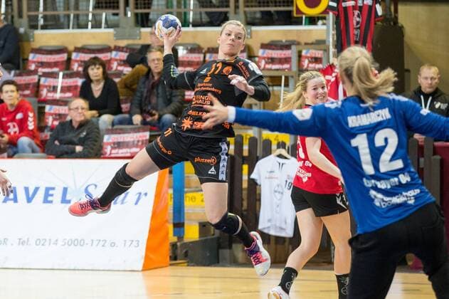 Miranda Schmidt seals 11 HSG bad Wildungen vipers when throwing against Katja Kramarczyk 12 TSV 04 Bayer Leverkusen TSV Bayer 04 Leverkusen vs HSG bad Wildungen DHB handball Cup women 13 01 18 Leverkusen NRW Germany Ostermann arena Copyright: xcdnx