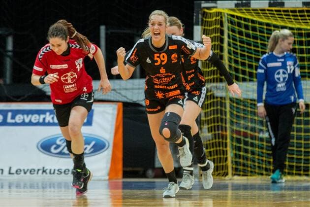 Goal celebration Lisa Marie Preis 59 HSG bad Wildungen vipers behind Tamara Haggerty 5 HSG bad Wildungen vipers TSV Bayer 04 Leverkusen vs HSG bad Wildungen DHB handball Cup women 13 01 18 Leverkusen NRW Germany Ostermann arena Copyright: xcdnx