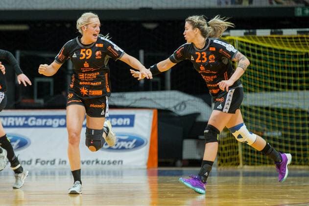 Goal celebration by Lisa Marie Preis 59 HSG bad Wildungen vipers with Laura Vasilescu 23 HSG bad Wildungen vipers TSV Bayer 04 Leverkusen vs HSG bad Wildungen DHB handball Cup women 13 01 18 Leverkusen NRW Germany Ostermann arena Copyright: xcdnx