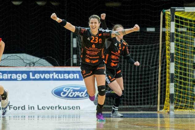 Goal celebration by Laura Vasilescu 23 HSG bad Wildungen vipers TSV Bayer 04 Leverkusen vs HSG bad Wildungen DHB handball Cup women 13 01 18 Leverkusen NRW Germany Ostermann arena Copyright: xcdnx