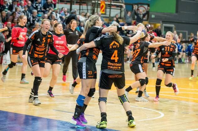 Jubilation by Tamara Haggerty 5 HSG bad Wildungen Vipers Laura Vasilescu 23 HSG bad Wildungen Vipers Sabine Heusdens 4 HSG bad Wildungen and the entire team about making it into the final four TSV Bayer 04 Leverkusen vs HSG bad Wildungen DHB handball Cup women 13 01 18 Leverkusen NRW Germany and Ostermann arena Copyright: xcdnx