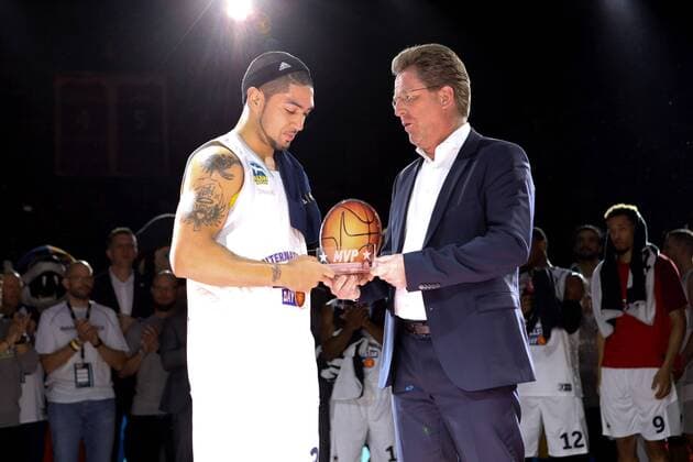 Germany Göttingen-LOKHALLE, Göttingen 13 01 2018 basketball Allstar day 2018 image MVP of the game Peyton Siva ALBA BERLIN team international lk gets Dr Stefan Holz Managing Director of basketball Bundesliga GmbH presented the trophy Copyright: HMBxMedia xHeikoxBecker