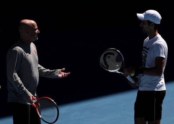 Bilder des Tages - SPORT (180114) -- MELBOURNE, Jan. 14, 2018 -- Novak Djokovic (R) of Serbia and his coach Andre Agassi of the United States chat during the training session ahead of the Australian Open 2018 at Melbourne Park in Melbourne, Australia, Jan. 14, 2018. ) (SP)AUSTRALIA-MELBOURNE-AUSTRALIAN OPEN-NOVAK DJOKOVIC BaixXuefei 
