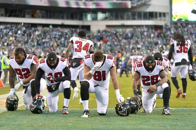 PHILADELPHIA, PA - JANUARY 13: Atlanta Falcons tight end Austin Hooper (81) and some of the Atlanta Falcons kneel in the endzone before the NFC divisional playoff game between the Atlanta Falcons and the Philadelphia Eagles on January 13, 2018 at Lincoln Financial Field in Philadelphia PA. (Photo by Gavin Baker Icon Sportswire) NFL American Football Herren USA JAN 13 NFC Divisional Playoff ? Falcons at Eagles Icon1801130084 EDITORIAL USE ONLY