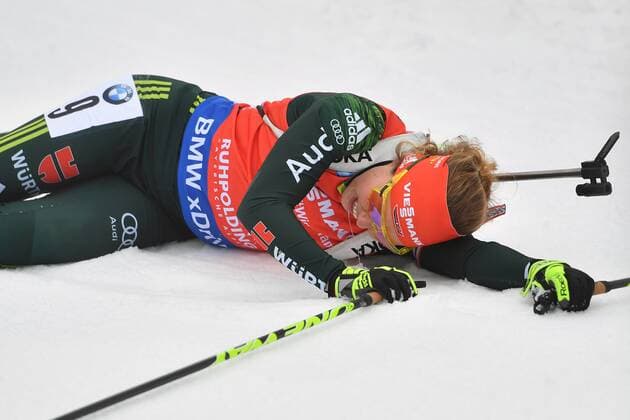 Bilder des Tages - SPORT Laura DAHLMEIER (GER), total erschoepft nach Zieleinlauf, Aktion,Einzelbild,angeschnittenes Einzelmotiv,Halbfigur,halbe Figur. Massenstart Frauen,Damen,Ladies am 14.01.2018. IBU Biathlon Weltcup 2018 in Ruhpolding,Saison 2017 18 *** Laura DAHLMEIER GER totally exhausted after finish action frame cut to single subject half figure half figure mass start women ladies of ladies on 14 01 2018 IBU Biathlon World Cup 2018 in Ruhpolding season 2017-18