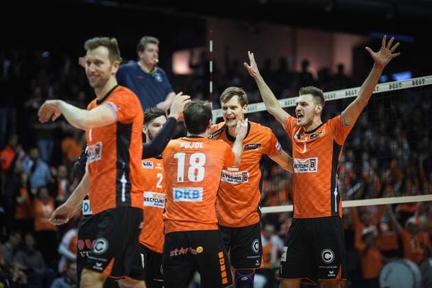 Berlin Germany 14 01 2018 Paul Carroll BR volleys 12 Steven Marshall BR volleys 2 Pierre Pujol BR volleys 18 Robert Kromm BR volleys 3 Aleksandar Okolic BR volleys 1 cheering at the game of volleyball between the Berlin Bundesliga recycling volleys and SWD power volleys Düren