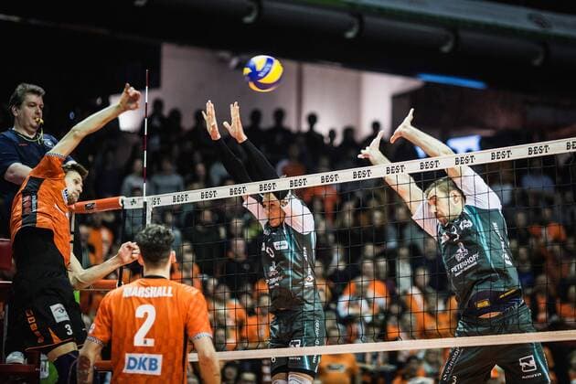 Berlin Germany 14 01 2018 Robert Kromm BR volleys 3 against the block from Karli Allik Düren 6 and Tim Broshog Düren 3 the game of volleyball between the Berlin Bundesliga recycling volleys and SWD power volleys Düren