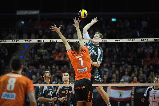 Berlin Germany 14 01 2018 Jaromir Zachrich Düren 14 against the block from Aleksandar Okolic BR volleys 1 for the game of volleyball between the Berlin Bundesliga recycling volleys and SWD power volleys Düren