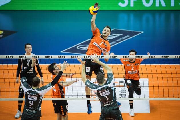 Berlin Germany 14 01 2018 Aleksandar Okolic BR volleys 1 against the block from Tim Broshog Düren 3 at the game of volleyball between the Berlin Bundesliga recycling volleys and SWD power volleys Düren