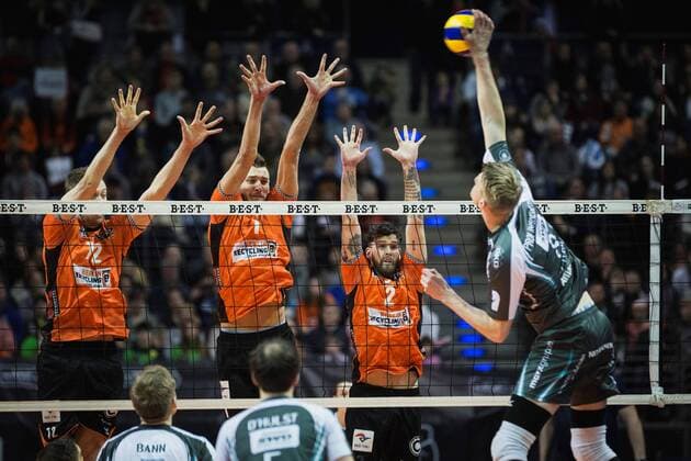 Berlin Germany 14 01 2018 Marvin Prolingheuer Düren 8 against the block from Paul Carroll BR volleys 12 Aleksandar Okolic BR volleys 1 and Steven Marshall BR volleys 2 at the game of volleyball between the Berlin Bundesliga recycling volleys and SWD power volleys Düren