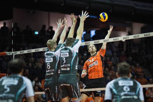 Berlin Germany 14 01 2018 Paul Carroll BR volleys 12 against the block from Marvin Pancholi Düren 8 and Tim Broshog Düren 3 at the game of volleyball between the Berlin Bundesliga recycling volleys and SWD power volleys Düren