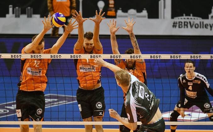 Marvin Pancholi Düren in the smash back Paul Carroll BR volleys Georg Klein BR volleys Steven Marshall BR volleys at the block BR volleys Berlin SWD powervolleys Düren German volleyball league season 2017 2018 men men men men volleyball Germany Germany Max Schmeling Halle Berlin 14 1 2018