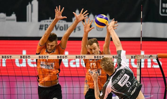 Marvin Pancholi Düren in the smash back Robert Kromm BR volleys and Paul Carroll BR volleys at the block BR volleys Berlin SWD powervolleys Düren German volleyball league season 2017 2018 men men men men volleyball Germany Germany Max Schmeling Hall Berlin 14 1 2018