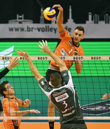 Aleksandar Okolic BR volleys at the smash forward Tim Broshog Düren BR volleys Berlin SWD powervolleys Düren German volleyball league season 2017 2018 men men men men volleyball Germany Germany Max Schmeling Halle Berlin 14 1 2018