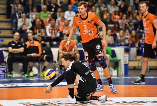 Luke Perry BR volleys at the reception of the ball back Robert Kromm BR BR volleys volleys Berlin SWD powervolleys Düren German volleyball league season 2017 2018 men men men men volleyball Germany Germany Max Schmeling Halle Berlin 14 1 2018