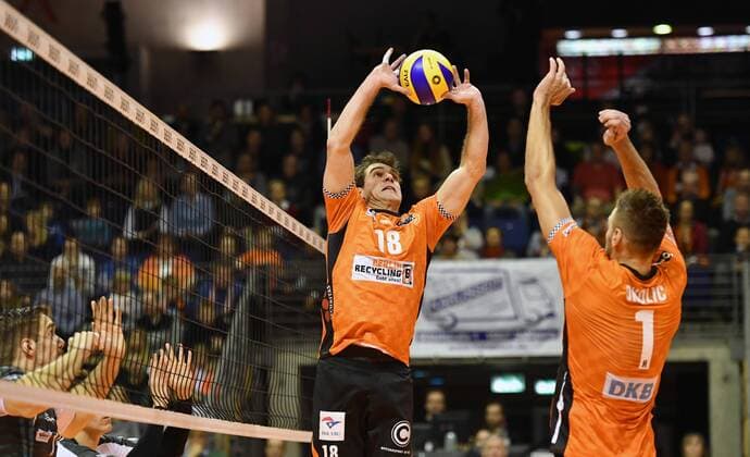 Pierre Pujol BR volleys at the ball to Aleksandar Okolic BR BR volleys volleys Berlin SWD powervolleys Düren German volleyball league season 2017 2018 men men men men volleyball Germany Germany Max Schmeling Halle Berlin 14 1 2018