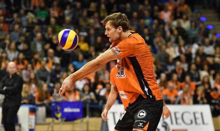Robert Kromm BR volleys at the reception of the ball BR volleys Berlin SWD powervolleys Düren German volleyball league season 2017 2018 men men men men volleyball Germany Germany Max Schmeling Halle Berlin 14 1 2018