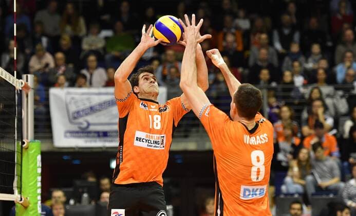 Pierre Pujol BR volleys at the pass to Graham Vigrass BR BR volleys volleys Berlin SWD powervolleys Düren German volleyball league season 2017 2018 men men men men volleyball Germany Germany Max Schmeling Halle Berlin 14 1 2018