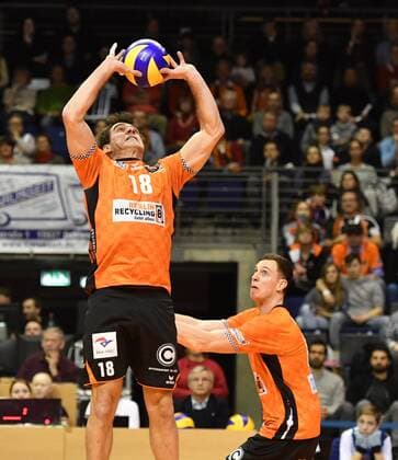 Pierre Pujol BR volleys at the tape right Graham Vigrass BR BR volleys volleys Berlin SWD powervolleys Düren German volleyball league season 2017 2018 men men men men volleyball Germany Germany Max Schmeling Halle Berlin 14 1 2018
