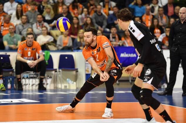 Steven Marshall BR volleys at the reception of the ball forward Luke Perry BR BR volleys volleys Berlin SWD powervolleys Düren German volleyball league season 2017 2018 men men men men volleyball Germany Germany Max Schmeling Halle Berlin 14 1 2018