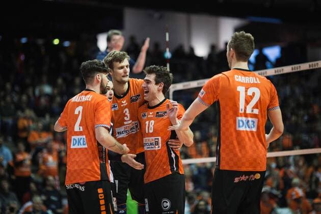 Berlin Germany 14 01 2018 Steven Marshall BR volleys 2 Luke Perry BR volleys 4 Robert Kromm BR volleys 3 Pierre Pujol BR volleys 18 Paul Carroll BR volleys 12 cheering at the game of volleyball between the Berlin Bundesliga recycling volleys and SWD power volleys Düren