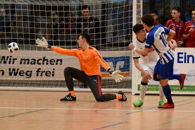Final VfB Stuttgart vs Hertha BSC 4 2 Ruwen value Müller Hertha BSC Berlin achieved the 0 1 goalkeeper Florian Schock VfB Stuttgart Germany Gaildorf sports youth soccer indoor soccer tournament youth Euro Cup 2018 on 14 01 2018 Sports Hall