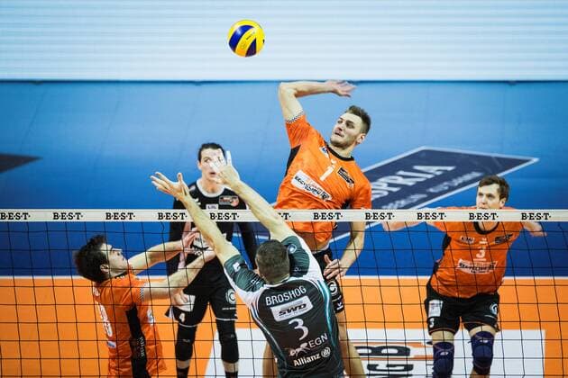 Berlin Germany 14 01 2018 Aleksandar Okolic BR volleys 1 against the block from Tim Broshog Düren 3 at the game of volleyball between the Berlin Bundesliga recycling volleys and SWD power volleys Düren