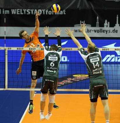 GER 1 VBL BR VOLLEYS VS Düren 14 01 2018 Max Schmeling Halle Berlin GER 1 VBL BR VOLLEYS VS Düren in the image of Paul Carroll BR volleys 12 Karli Allik Düren 6 Jaromir Zachrich Düren 14 nordphotox xEngler nph00076
