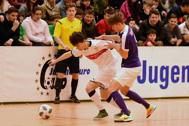 Quarter-final 1 FK Austria Vienna 0 VfB Stuttgart 3 Jordan Meyer VfB Stuttgart Luca Edelhofer FK Austria Vienna Germany Gaildorf sports youth soccer indoor soccer tournament youth Euro Cup 2018 on 14 01 2018 Sports Hall