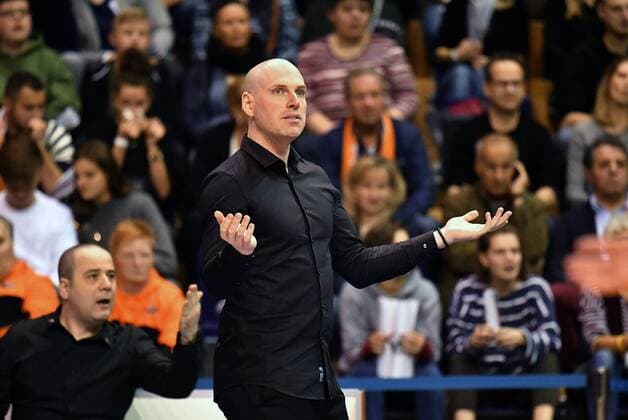 Luke Reynolds coach BR volleys thoughtfully on the sidelines BR volleys Berlin SWD powervolleys Düren German volleyball league season 2017 2018 men men men men volleyball Germany Germany Max Schmeling Halle Berlin 14 1 2018