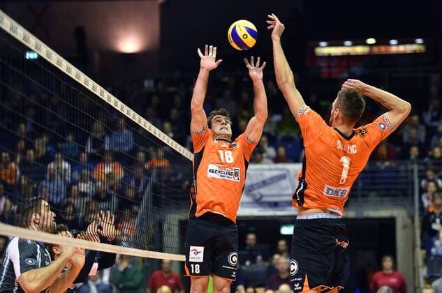 Pierre Pujol BR volleys at the ball to Aleksandar Okolic BR BR volleys volleys Berlin SWD powervolleys Düren German volleyball league season 2017 2018 men men men men volleyball Germany Germany Max Schmeling Halle Berlin 14 1 2018
