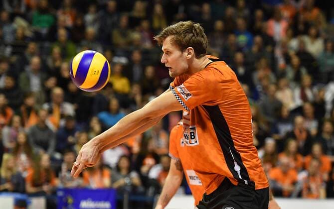 Robert Kromm BR volleys at the reception of the ball BR volleys Berlin SWD powervolleys Düren German volleyball league season 2017 2018 men men men men volleyball Germany Germany Max Schmeling Halle Berlin 14 1 2018