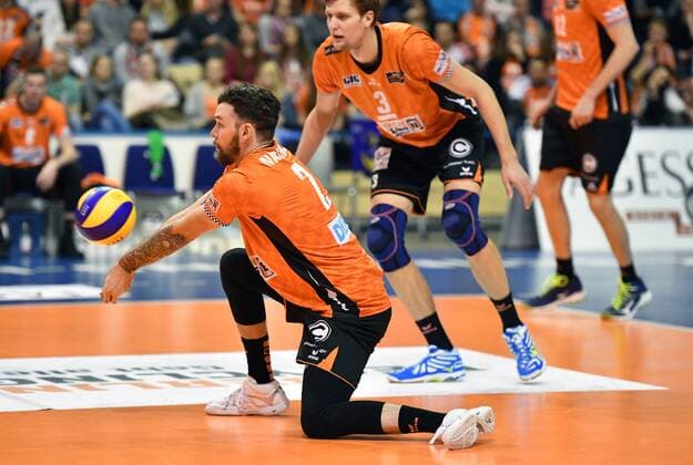 Steven Marshall BR volleys at the reception of the ball back Robert Kromm BR BR volleys volleys Berlin SWD powervolleys Düren German volleyball league season 2017 2018 men men men men volleyball Germany Germany Max Schmeling Halle Berlin 14 1 2018