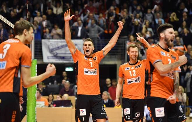 Aleksandar Okolic BR volleys cheers together with Robert Kromm BR volleys Paul Carroll BR volleys Steven Marshall BR BR volleys volleys Berlin SWD powervolleys Düren German volleyball league season 2017 2018 men men men men volleyball Germany Germany Max Schmeling Hall Berlin 14 1 2018