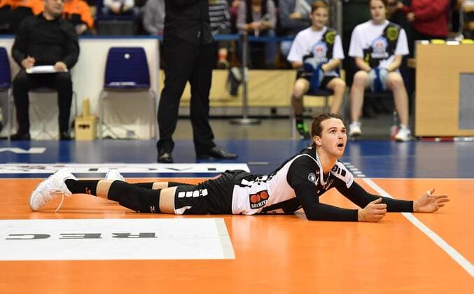 Luke Perry BR volleys disappointed on the floor BR volleys Berlin SWD powervolleys Düren German volleyball league season 2017 2018 men men men men volleyball Germany Germany Max Schmeling Halle Berlin 14 1 2018
