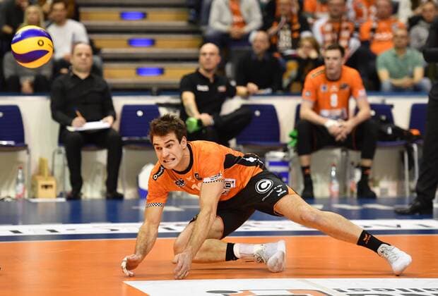 Pierre Pujol BR volleys at the reception of the ball BR volleys Berlin SWD powervolleys Düren German volleyball league season 2017 2018 men men men men volleyball Germany Germany Max Schmeling Halle Berlin 14 1 2018