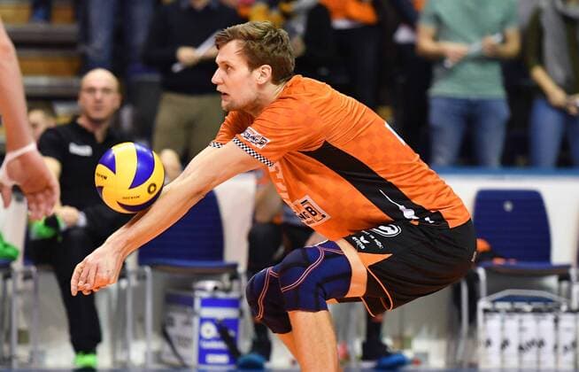 Robert Kromm BR volleys at the reception of the ball BR volleys Berlin SWD powervolleys Düren German volleyball league season 2017 2018 men men men men volleyball Germany Germany Max Schmeling Halle Berlin 14 1 2018