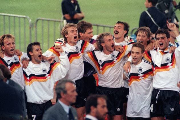 SQUADRA: ANDREAS BREHME, PIERRE LITTBARSKI, JURGEN KLINSMANN, BODO ILLGNER, RUDI VOLLER, JURGHEN KOHLER, THOMAS HAESSLER, GUIDO BUCHWALD, THOMAS BERTHOLD MONDIALI ITALIA 1990 GERMANIA OVEST-ARGENTINA 1-0 FINALE