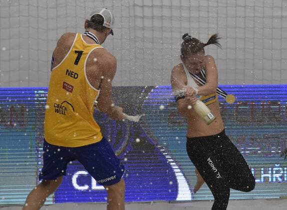 The winner of men competition Alexandr Brouwer of Netherlands (left) play with winner of women competition Kristyna Hoidarova Kolocova of Czech after the Beach volleyball Beachvolleyball CEV European Championship EM Europameisterschaft Tour Masters final match in Pelhrimov, Czech Republic, Sunday, January 14, 2018. (CTKxPhoto LubosxPavlicek) CTKPhotoP201801140619101  PAV 5