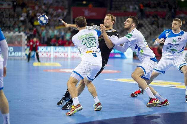 Paul Drux Nr 95 Germany against Darko Cingesar Nr 13 Slovenia and Borut Mackovsek Nr 51 Slovenia Slovenia Germany preliminary handball EHF euro 2018 15 01 18 Zagreb Croatia Zagreb arena Copyright: xAgentur54Gradx xFelixxKoenigx