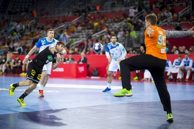 Goalkeeper urban Lesjak Nr 90 Slovenia can a penalty attempt by Uwe of Gali No. 3 Parry United Kingdom Slovenia United Kingdom preliminary handball EHF euro 2018 15 01 18 Zagreb Croatia Zagreb arena Copyright: xAgentur54Gradx xFelixxKoenigx