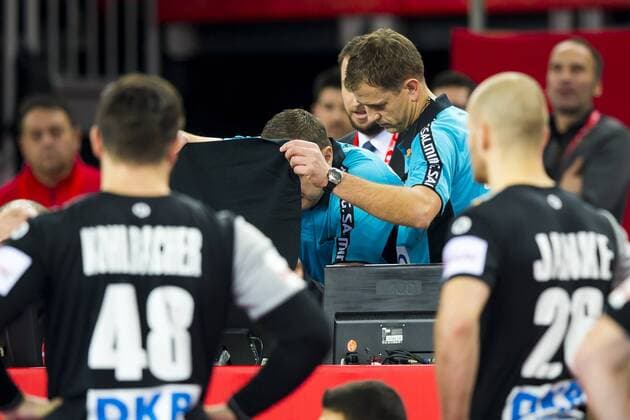 The referee Mindaugas Gatelis LTU and Vaidas Mazeika LTU watch the final scene of the game on a screen and decide preliminary euro on penalty for United Kingdom Slovenia United Kingdom handball EHF 2018 15 01 18 Zagreb Croatia Zagreb arena Copyright: xAgentur54Gradx xFelixxKoenigx