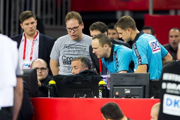 The referee Mindaugas Gatelis LTU and Vaidas Mazeika LTU watch the final scene of the game on a screen and decide preliminary euro on penalty for United Kingdom Slovenia United Kingdom handball EHF 2018 15 01 18 Zagreb Croatia Zagreb arena Copyright: xAgentur54Gradx xFelixxKoenigx