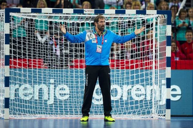 Coach Veselin Vujovic arises after the penalty decision after video evidence in the own goal and discussed preliminary round with the referee Slovenia Germany handball EHF euro 2018 15 01 18 Zagreb Croatia Zagreb arena Copyright: xAgentur54Gradx xFelixxKoenigx