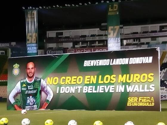 FC Leon Neuzugang Landon Donovan gegen Mauer zwischen USA und Mexiko January 15, 2018 - EUM20180115DEP07.JPG.LEON, Gto., SoccerFutbol-Leon Donovan.- 15 de enero de 2018. Aspectos al interior del Estadio Leon momentos antes de que el futbolista estadounidense Landon Donovan sea presentado como refuerzo del conjunto esmeralda para el torneo Clausura 2018. Aficionados y medios de comunicacion seran testigos de la llegada del ex seleccionado de Estados Unidos. Foto: Agencia EL UNIVERSALAlberto CarreraEVZ Latin News: January 15, 2018  - ZUMAu78_ 20180115_zaf_u78_065 Copyright: xElxUniversalx