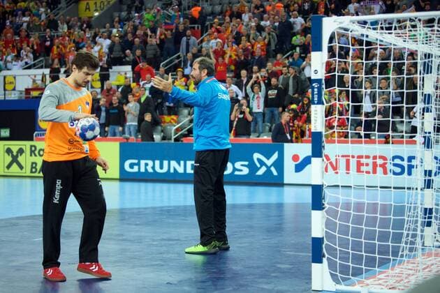 Handball Zagreb 15 01 2018 Championship men s men euro Championships preliminary round Slovenia SLO Germany GER Veselin Vujovic Slovenia coach introduces the last penalty for Germany in the gate unathletic action Matevz Skok Slovenia TW No. 01
