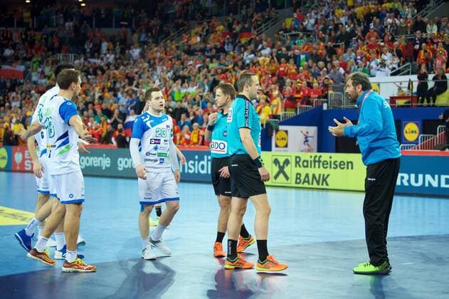 Handball Zagreb 15 01 2018 Championship men s men euro Championships preliminary round Slovenia SLO Germany GER Veselin Vujovic Slovenia coach is before the last penalty for Germany in the gate unathletic action referee of Mindaugas Gatelis and Vaidas Mazeika LTU Miha Zarabec Slovenia no. 23