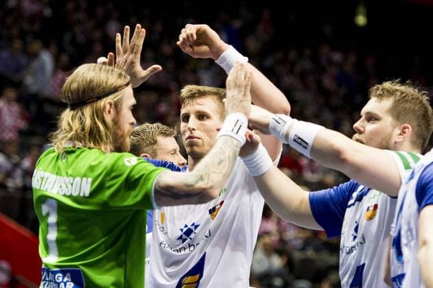 180116 Bjorgvin Gustavsson Iceland Pall malvakt hugging if by Olafur Gudmundsson and Kristjan Kristjansson Andres Kari after the loss in the handball match between Serbia and Iceland during Handball CHAMPIONSHIPS on 16 January 2018 2018 in Split  Copyright: LUDVIGxTHUNMAN BB180116LT002