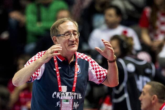 180116 Croatian coach Lino Cervar moping around in handball game between Croatia and Sweden during Handball CHAMPIONSHIPS on 16 January 2018 2018 in Split  Copyright: LUDVIGxTHUNMAN BB180116LT039
