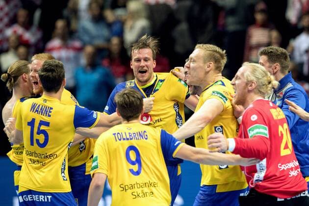 180116 The Swedish players rejoice after the handball match between Croatia and Sweden during Handball CHAMPIONSHIPS on 16 January 2018 2018 in Split  Copyright: LUDVIGxTHUNMAN BB180116LT060